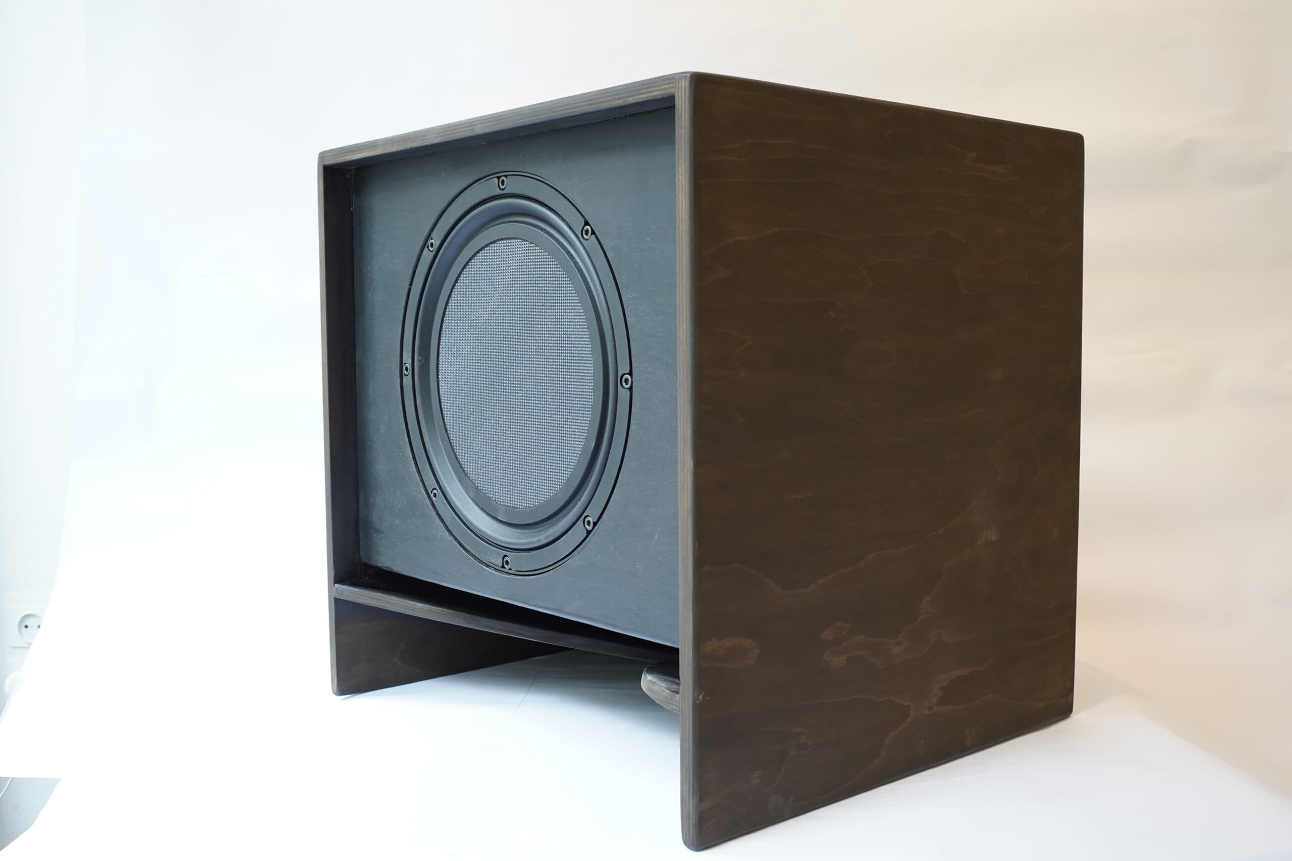Characteristics of Flat Diaphragm speaker and Conventional Cone speaker